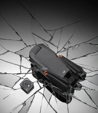 Kobieta używająca gimbala DJI w trakcie robienia zdjęcia