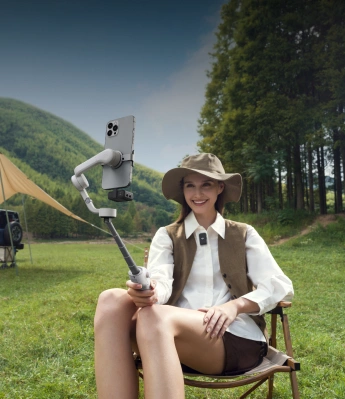 Kobieta używająca gimbala DJI w trakcie robienia zdjęcia