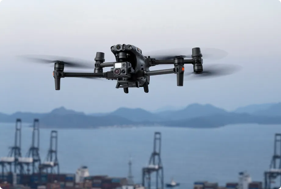 Dron z oferty DJI Enterprise w trakcie lotu