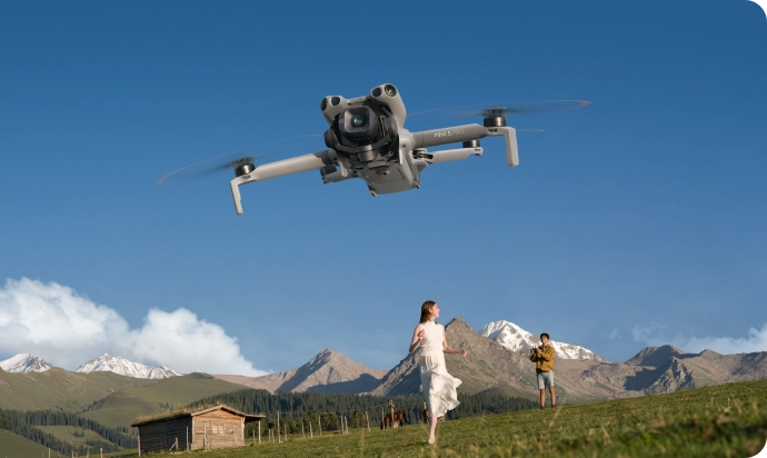 Dron DJI Mini 5 Pro w powietrzu