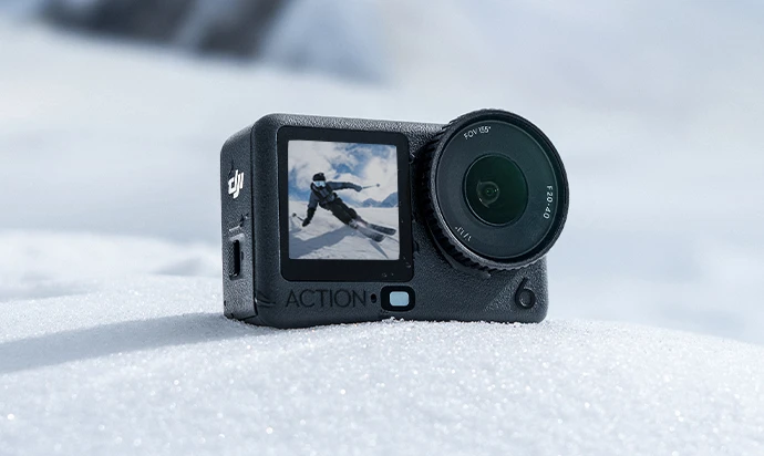Kamera DJI Osmo Action 6 prezentowana w śniegu