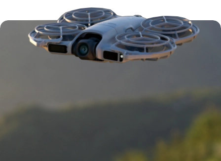 Dron DJI Neo 2 w locie na tle gór