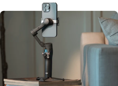 Gimbal DJI Osmo Mobile 8 z przymocowanym telefonem