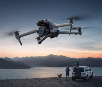 Dron DJI Air 3S podczas lotu