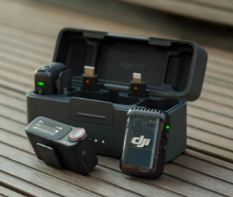 Mikrofon DJI Mic 2 z etui na drewnianym podeście