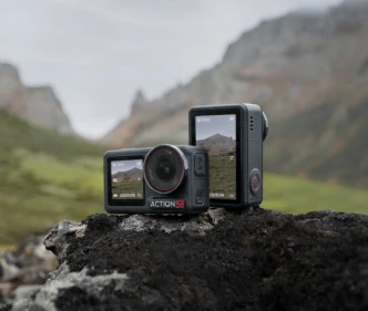 Kamera DJI Osmo Action 5 Pro na tle gór