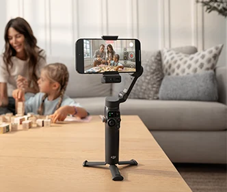 Stabilizator DJI Osmo Mobile 8 w użyciu z telefonem