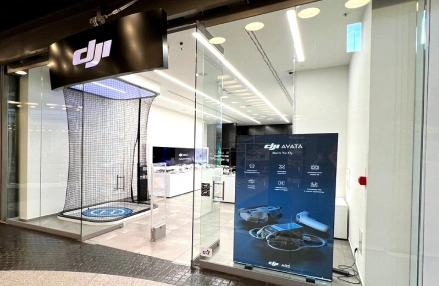 zdjęcie wnętrza salonu DJI w Poznaniu