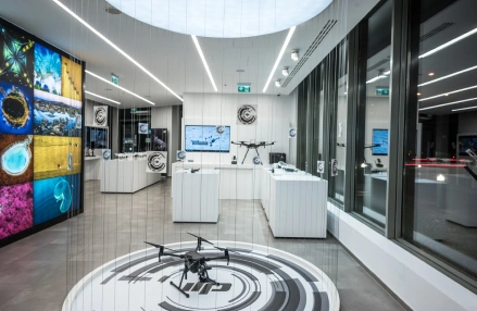 zdjęcie wnętrza salonu DJI w Warszawie